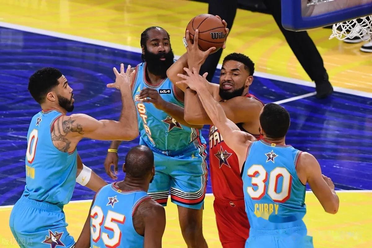 开云在线登录界面-詹姆斯回归首秀大放异彩,库里主场球迷高呼名字